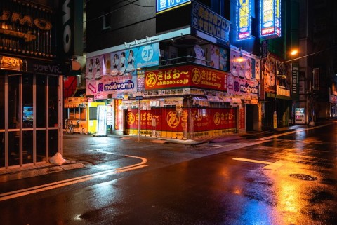 人影のない夜の秋葉原の風景 Saho Jiuni Q