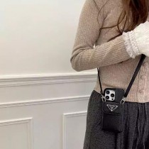 プロが教える！プラダの偽物・本物を見分ける5つのポイントを解説