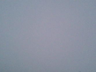 薄暗い曇り空