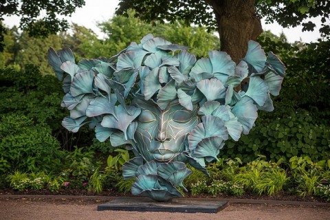 米・樹木園に展示された人と自然のつながりを表現した彫刻作品
